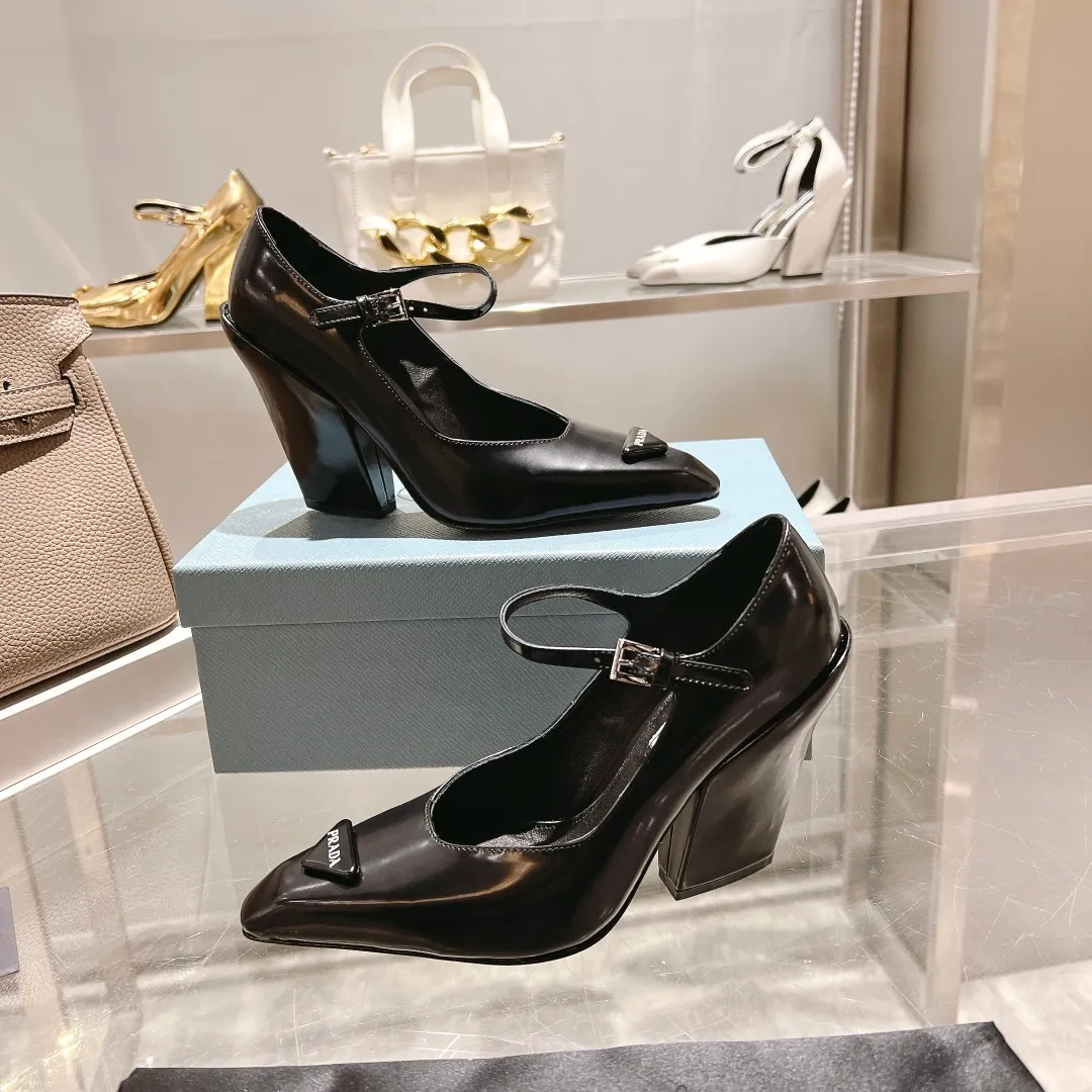 👟👟Ex-factory price 600👟👟 🏧🏧 PRADA ²⁰²²𝐬𝐬Prada’s new product, prada22/23ss “T-stage show style”, the most popular large block heels and wedge-heeled shoes in the ordering conference, (original top-grade open-edge beaded cowhide leather, 3D electronic spray painting color effect. 2 styles are grandly launched.) ——————————————————❣️ The 2022S/23S PRADA autumn and winter new styles are so good-looking. Internet celebrities from all over the world have planted popular models, awakening the imagination of skirt trains, corset ribs and corset curves, streamlined to the extreme ~ super hot series of hot products, iconic logo small leather bag with buckle.  Prada spring 2022's latest electronic inkjet technology, coupled with a small square toe, allows the autumn and winter models to evolve the same look, showing two different styles through different makeup, hair and body shapes with 8.5cm thick heels. Autumn singles and boots are equally charming, and the styles presented are also wonderful!  This season's Prada styles are simpler in design than before. They don't deliberately pursue a trendy or sporty feel. The overall look is natural, and the colors are not too bright. They are so beautiful when paired with a large pointed wedge heel. 😋The original shoes are developed and purchased from Italian counters, and are reproduced 1:1 according to the original taste. The sloped block heel and concave and convex shape are the same as the original. 💛❤️ ⚛ Mixed sheepskin lining is breathable and comfortable, genuine leather outsole ⚛Ready for sale Size: 35-39 (40 customized) ⚛Multiple colors, all official colors can be produced.